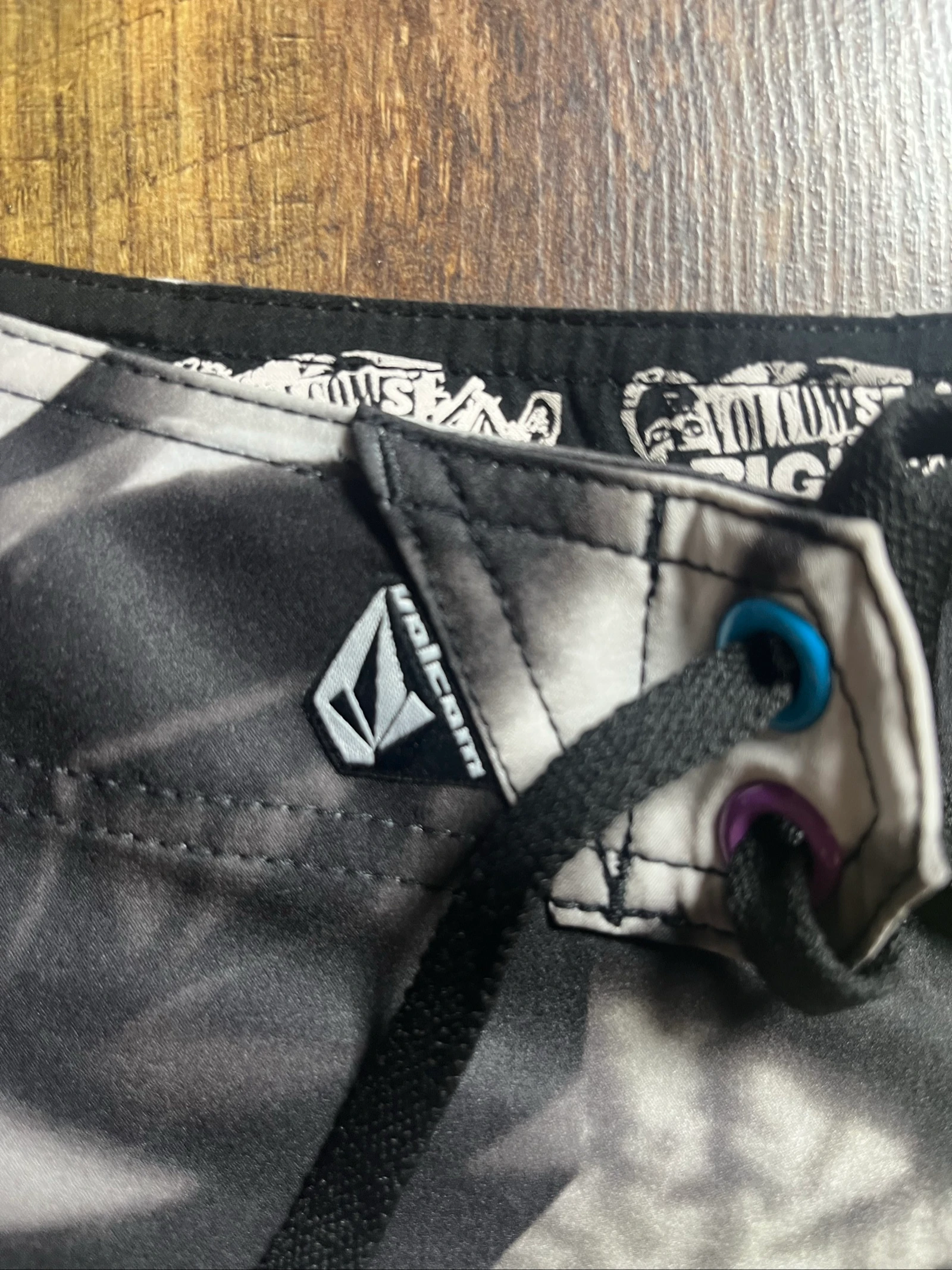Boardshort estampado punk Estilo skate/surf - Volcom - Talla S (ver medidas) - muy buen estado – photo 2